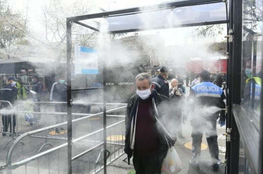 Jo vetem ne Kombinat: Bashkia vendos kabina dezinfektimi edhe ne tregjet e tjera